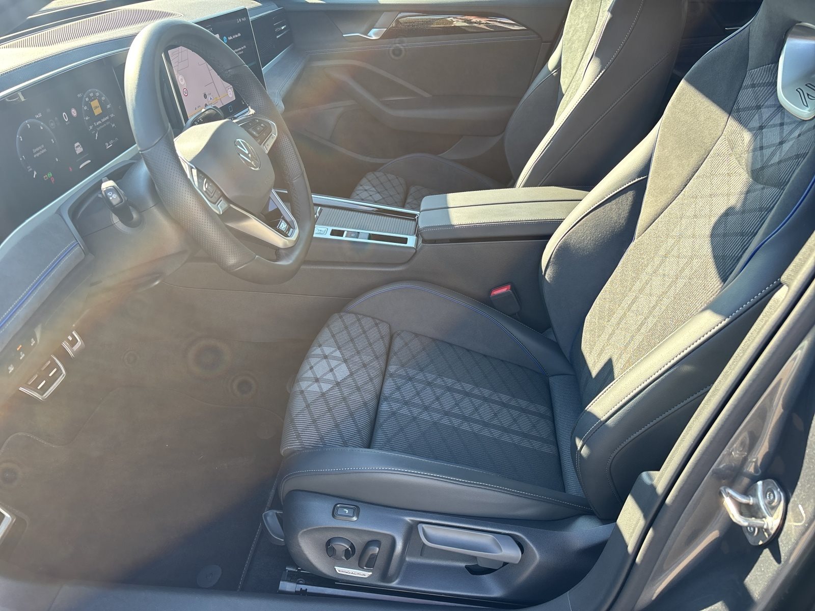 VW - Passat Variant 2.0 TDI R-Line DSG AHK LED ACC_16