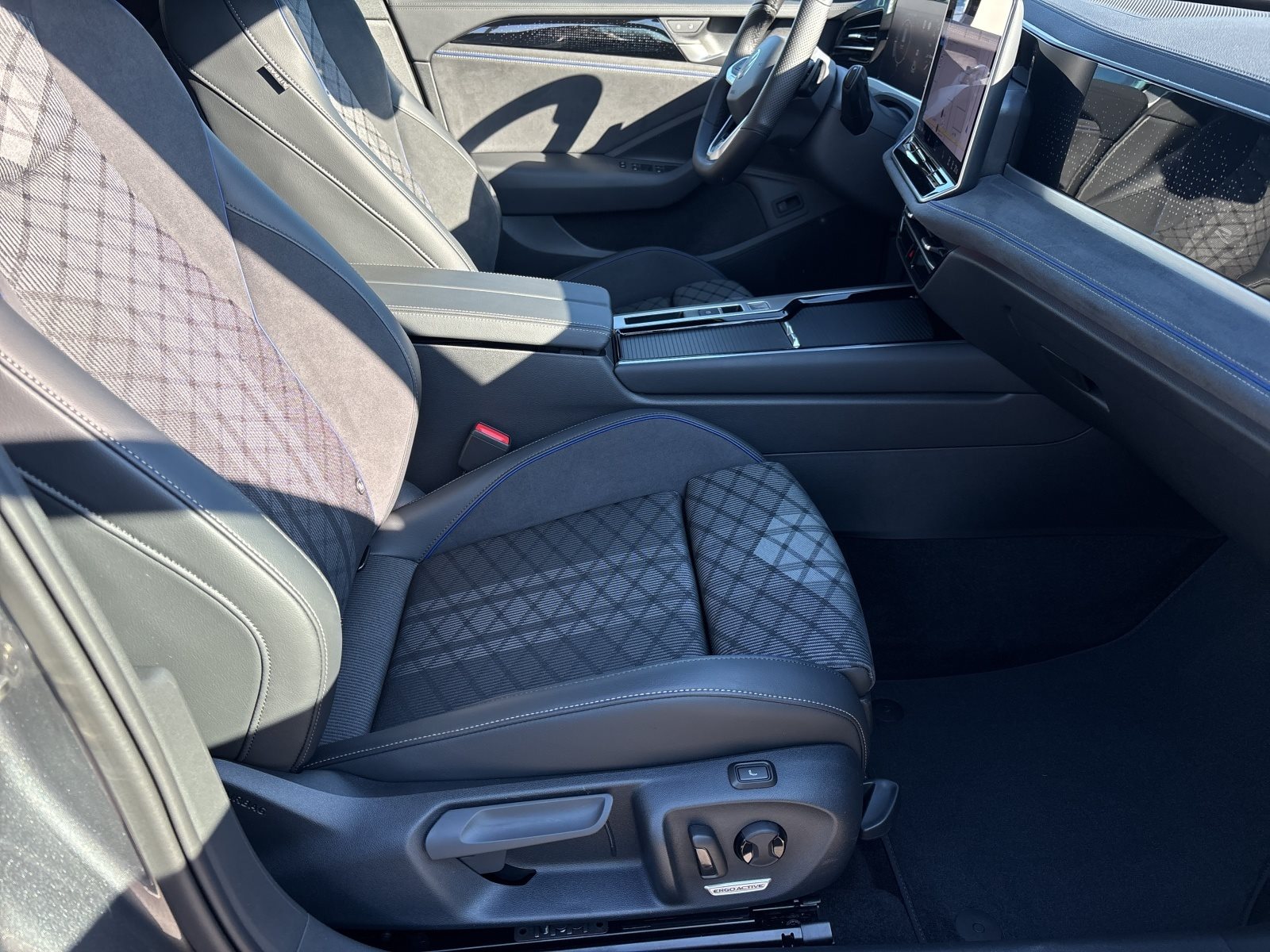 VW - Passat Variant 2.0 TDI R-Line DSG AHK LED ACC_3