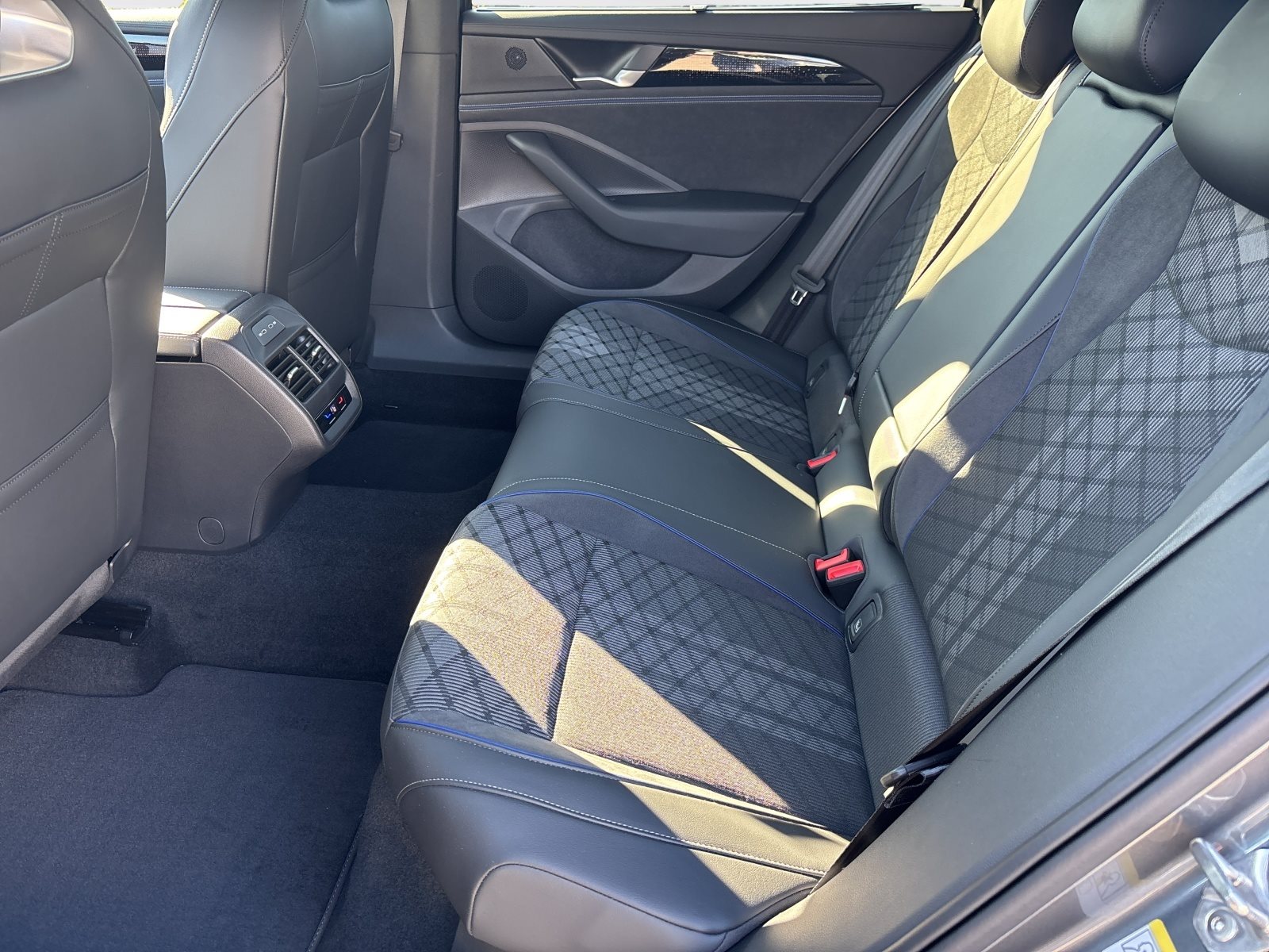 VW - Passat Variant 2.0 TDI R-Line DSG AHK LED ACC_2